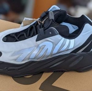 YEEZY 700